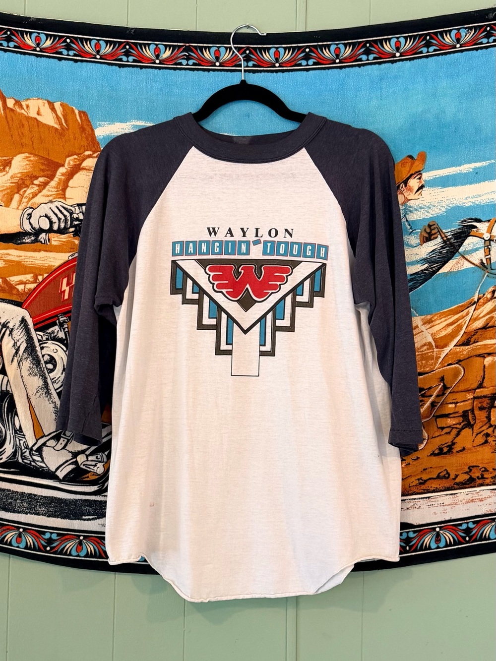 🚬🤠 Vintage (1980s) Waylon Jennings Hangin’ Tough 1987 Tour Baseball Tee 🤠🚬